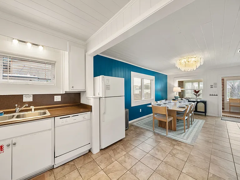 621 Albatross St — Photo 4
