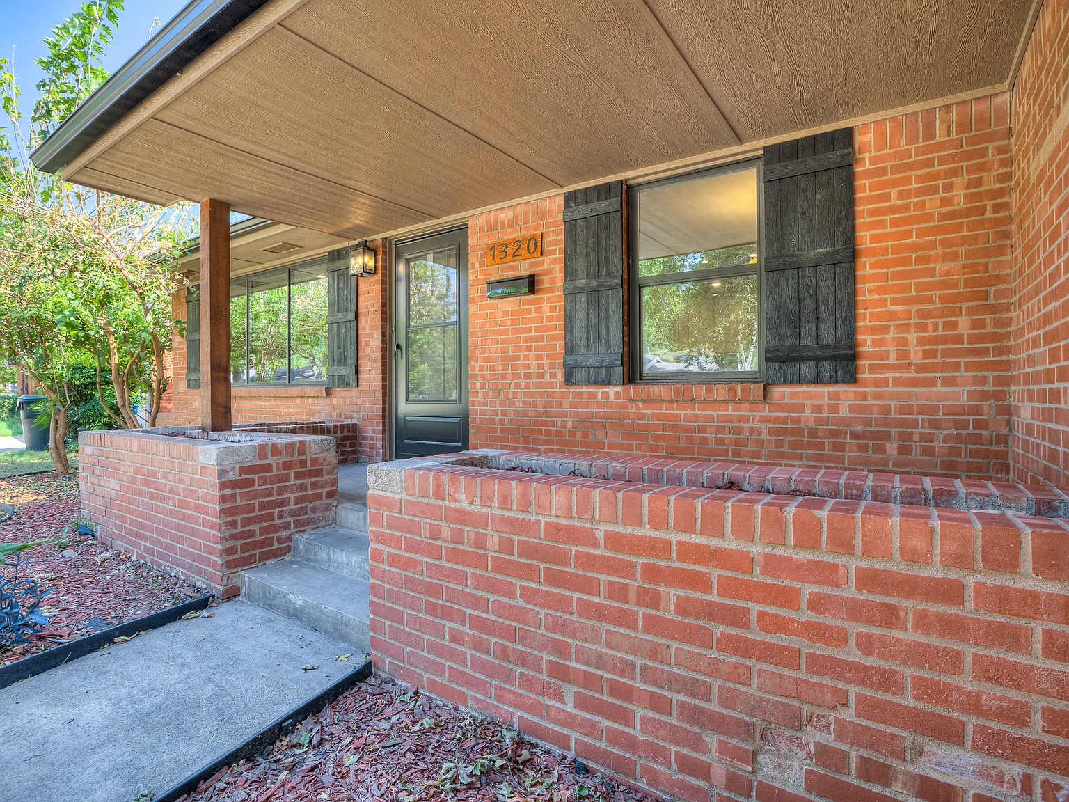 4 bed, 2.5 bath, 1660 sqft, $2,000 — Photo 3