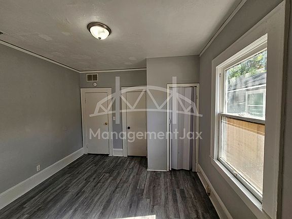 4th image of 528 W 25th St