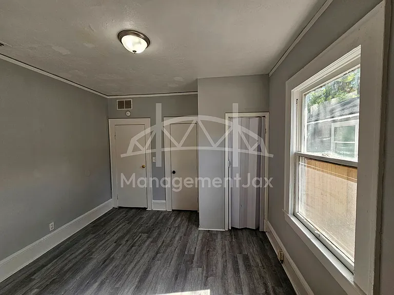 528 W 25th St — Photo 4
