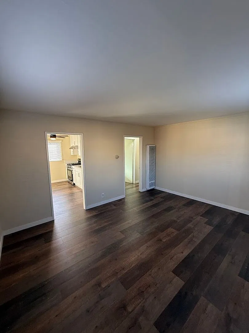 Remodeled 2 Bedroom, 1 Bathroom Unit (back side of duplex) in Sylmar! Ready for Move-In! — Photo 2