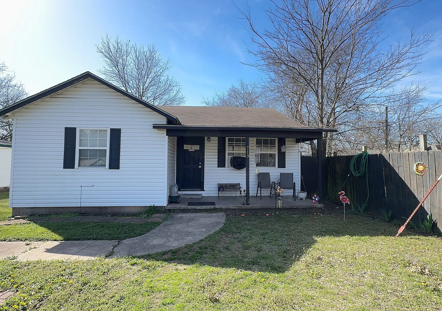 2 bed, 1.0 bath, 1045 sqft, $850 — Photo 1