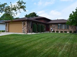 972 Pawnee Dr, Crown Point, IN 46307