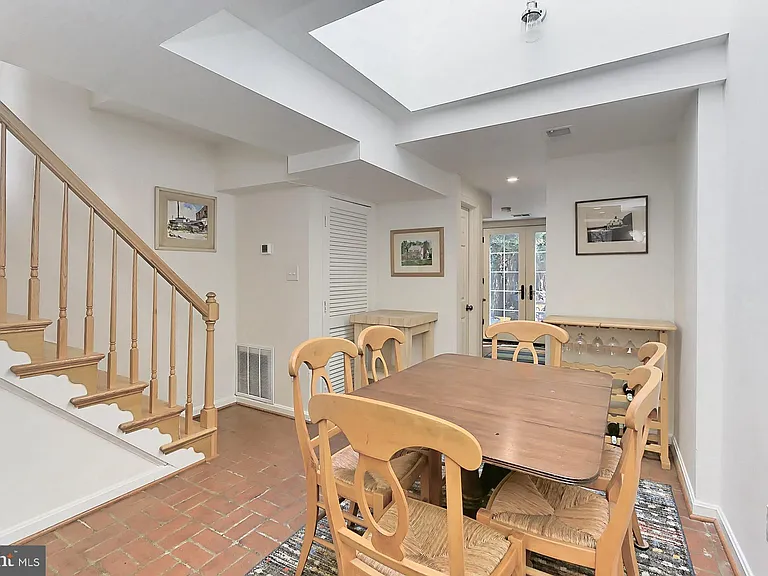 314 S Alfred St — Photo 11