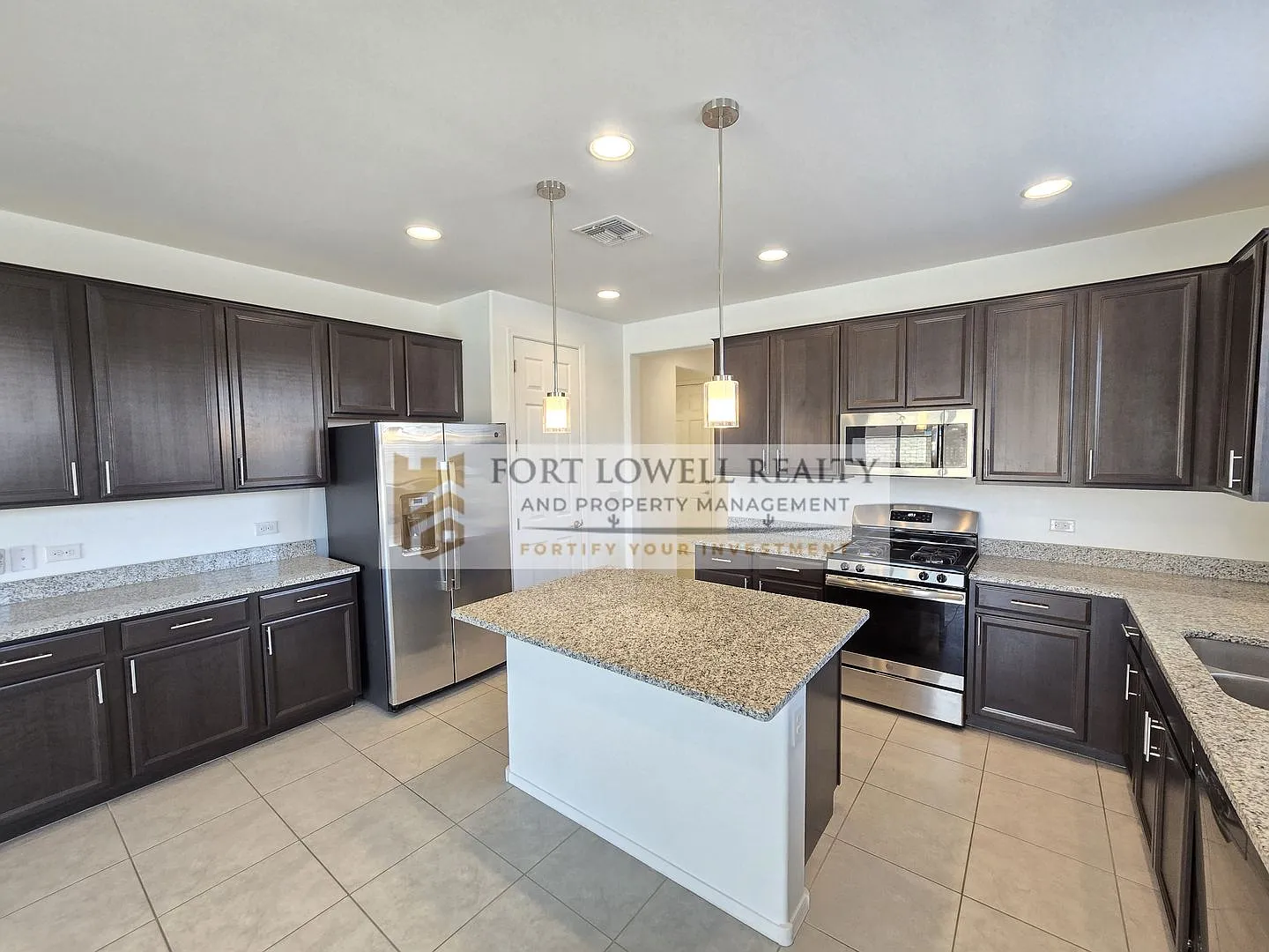 Modern 3 Bed / 2 Bath Home with Open Floor Plan & Community Pool — Photo 4