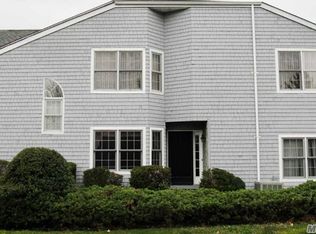 92 Lakebridge Dr S, Kings Park, NY 11754