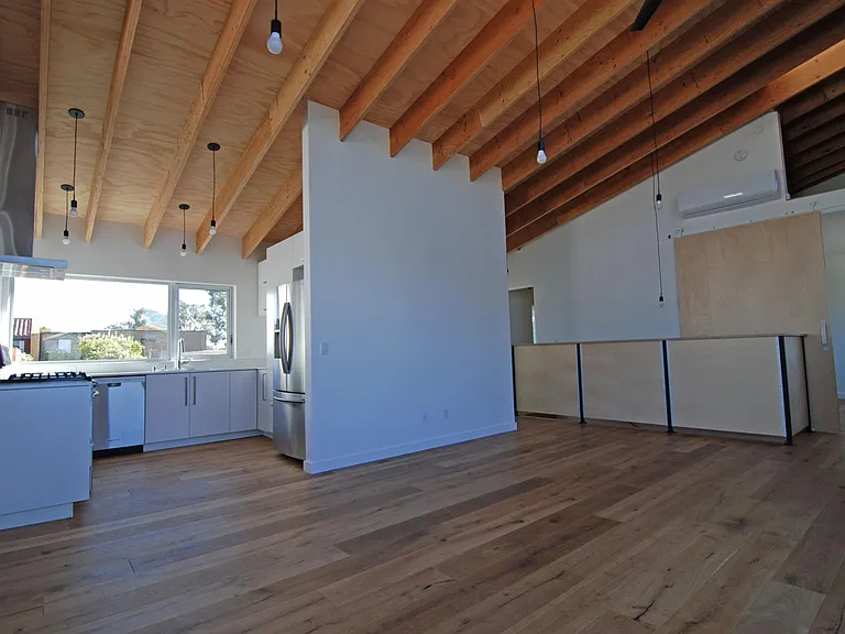 111 E Jason St — Photo 6
