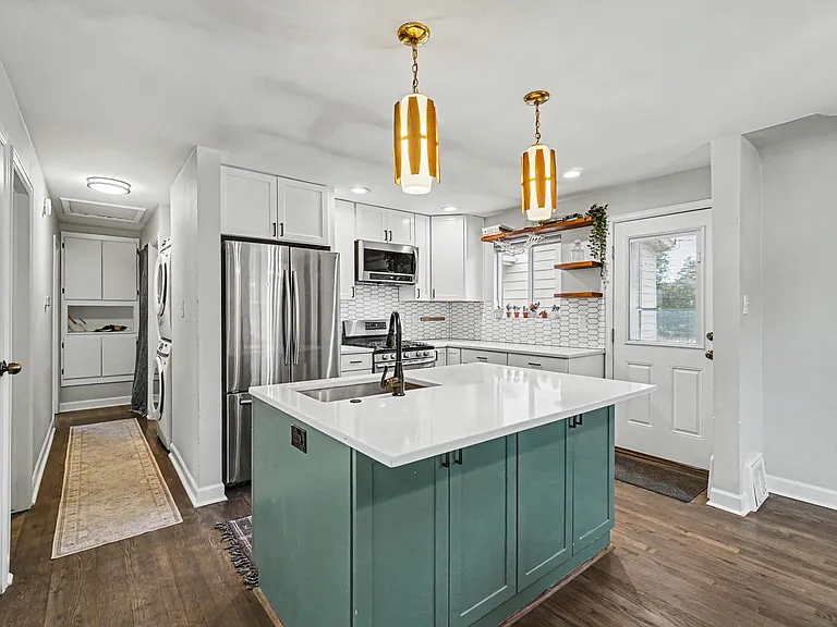 2216 S Clermont St — Photo 2