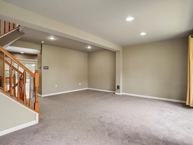 405 Joshua Ct — Photo 9