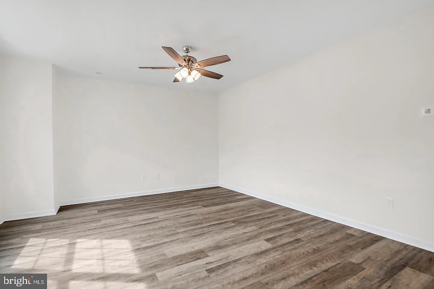 3 bed, 2.5 bath, 1252 sqft, $1,803 — Photo 2