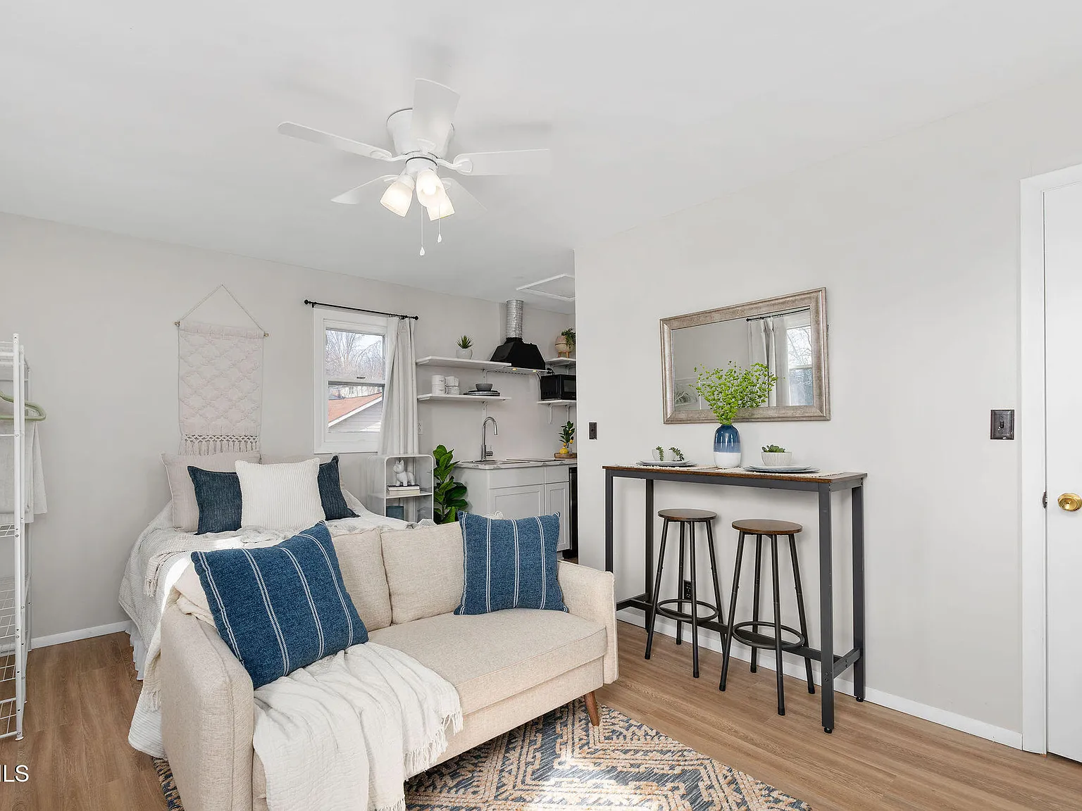 1 bed, 256 sqft, $700 — Photo 3