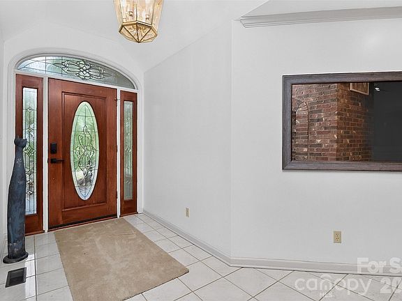 4th image of 525 Shoreline Dr