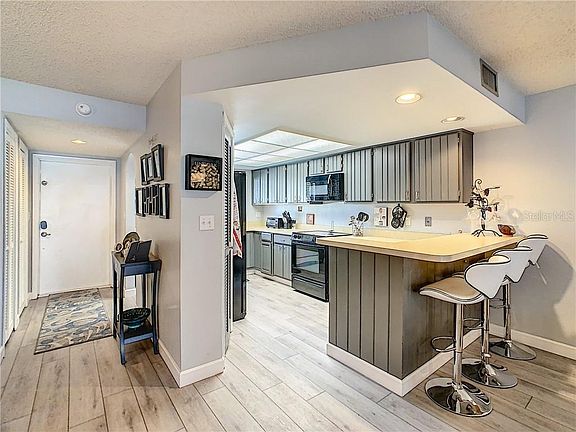 5th image of 6104 Country Club Dr #F-4