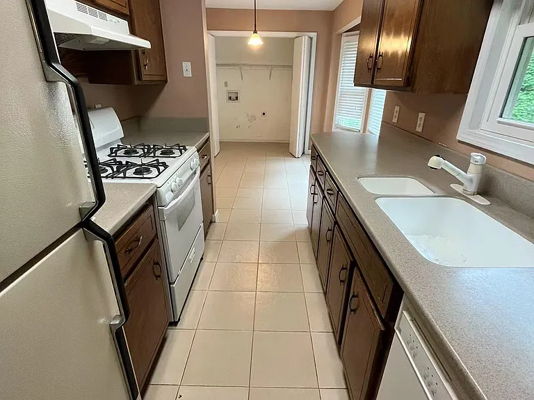 172 Kathryn Dr — Photo 6