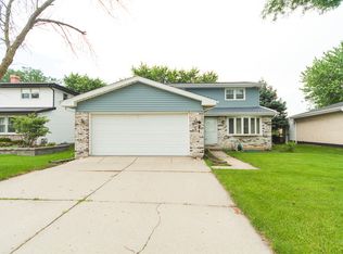 971 Dearborn Cir, Carol Stream, IL 60188