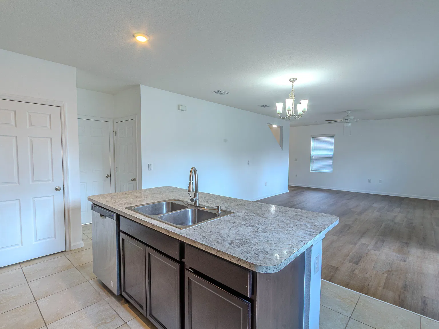 3 bed, 2.5 bath, 2004 sqft, $2,200 — Photo 2