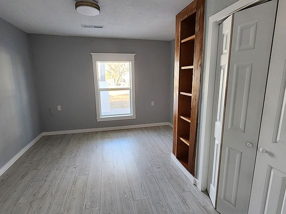 4th image of 215 W Caldwell St