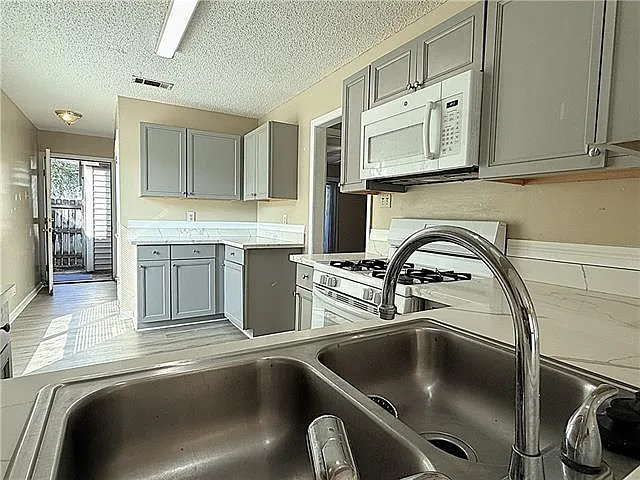 3 bed, 3.0 bath, 1440 sqft, $1,800 — Photo 4
