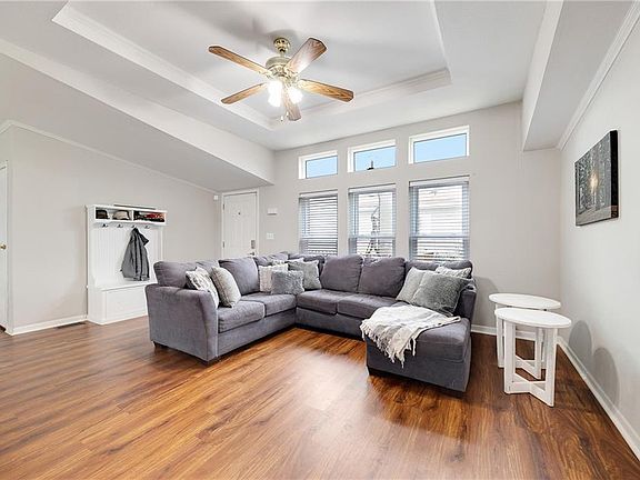 5th image of 937 N White Oaks Ln