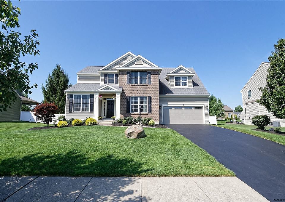 1st image of 7 Surrey Dr