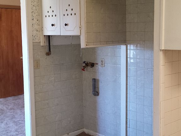 5th image of 327 Powell Ave
