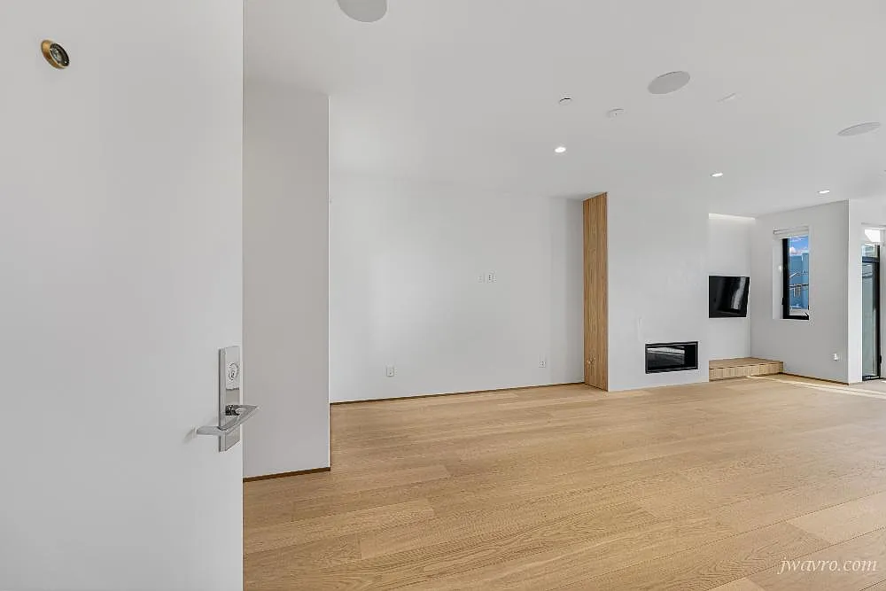 Pristine new construction 3 bedroom,3 bath. Yard. — Photo 2