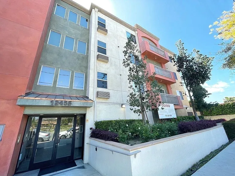 Cosmo Apartments — Photo 9