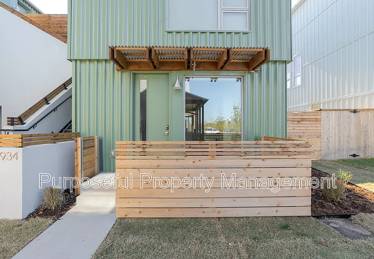 934 Hangar Dr #1 — Photo 3