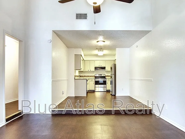 916 Hilltop Dr #B — Photo 3