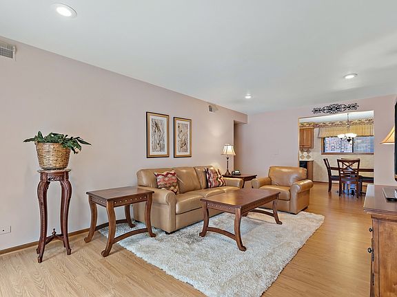 3rd image of 5973 N Northwest Hwy APT 1B