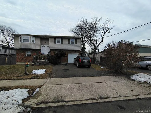 122 W 1st St — Photo 1