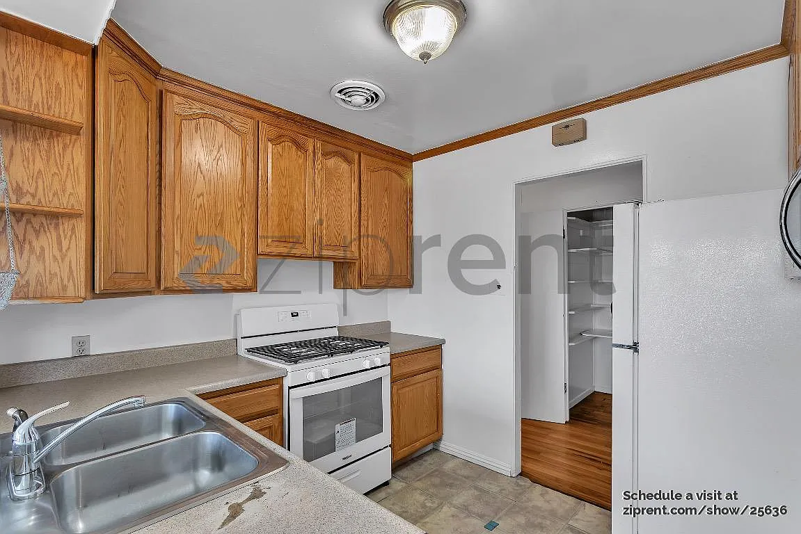 3 bed, 840 sqft, $3,045 — Photo 3