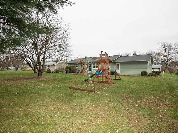 3rd image of 30 Mountain View Dr