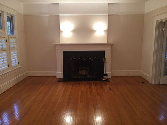 Living room w/gas fireplace