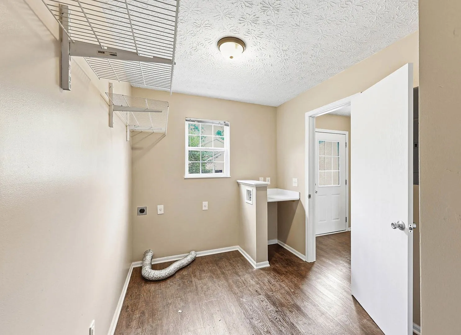 4659 Parrau Dr — Photo 4