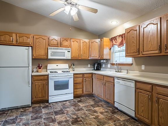 5th image of 904 Rebecca Ln