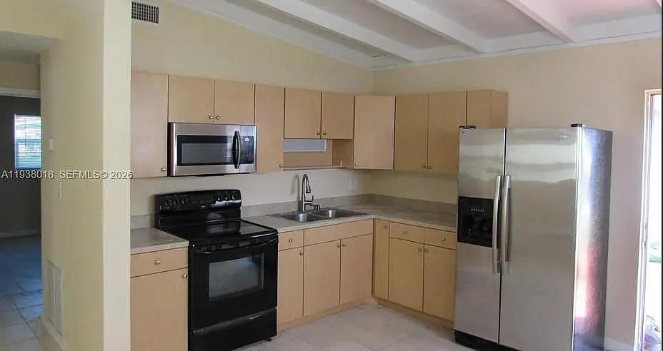 2 bed, 1.0 bath, 806 sqft, $1,700 — Photo 3