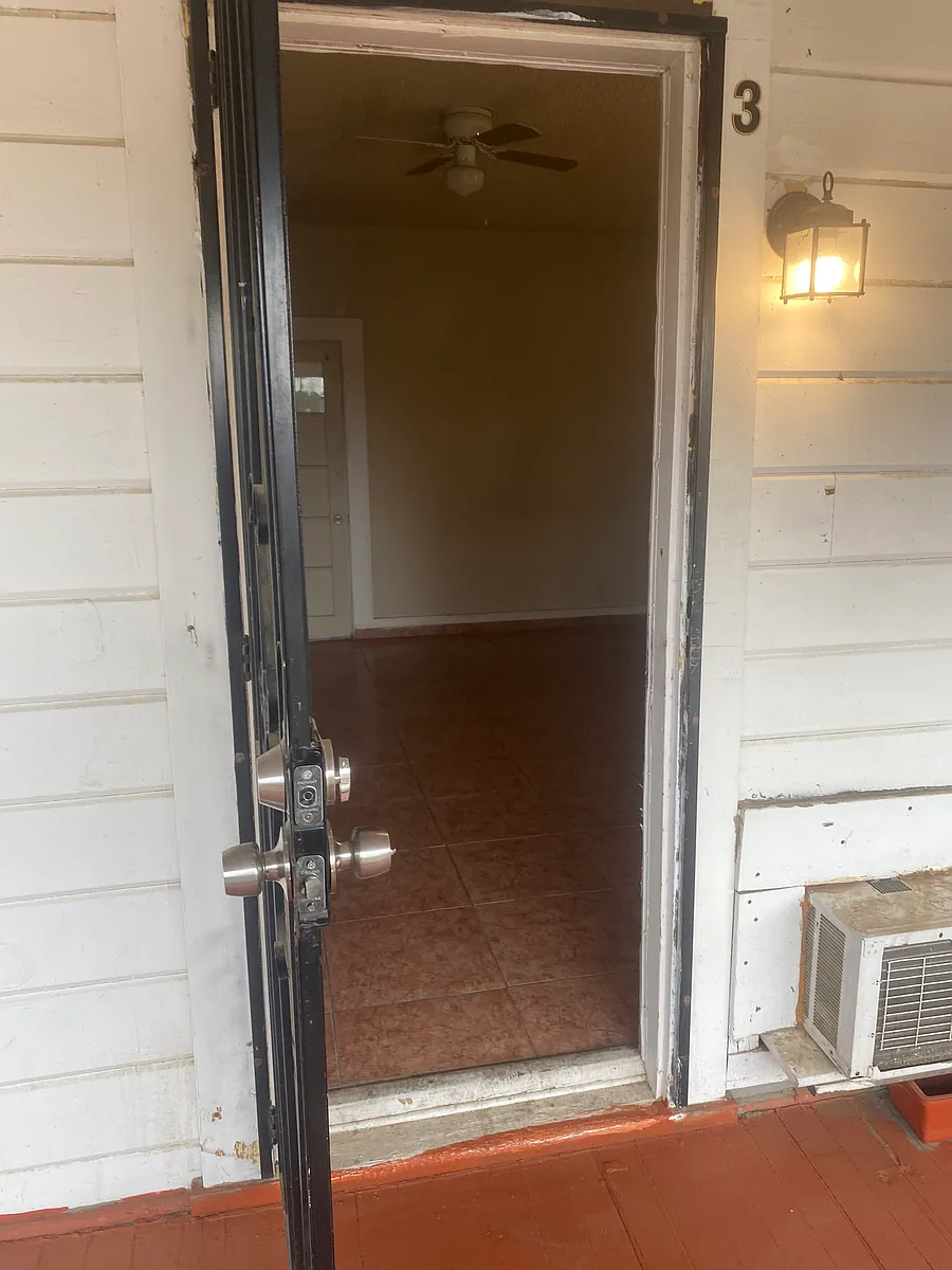 Building Photo - 252 E Cedar Ave #3
