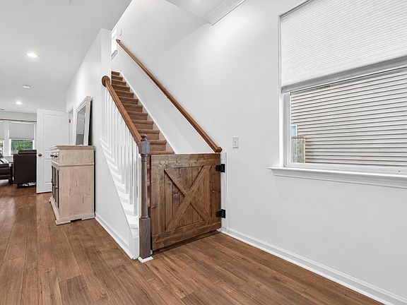 5th image of 609 Squire Pope Rd