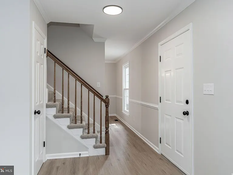 561 Tiffany Ct — Photo 3