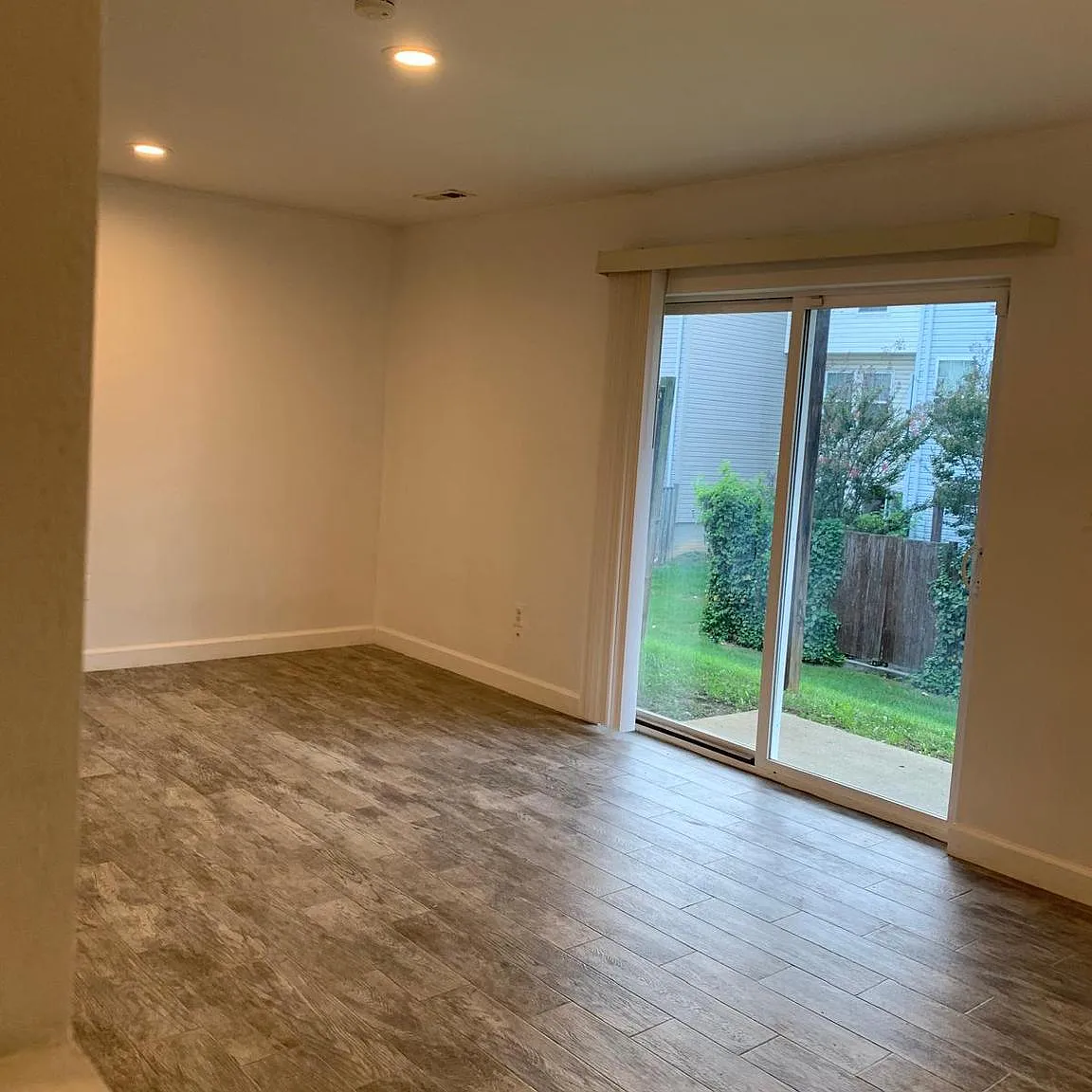 3 bed, 3.5 bath, 2400 sqft, $2,000 — Photo 2
