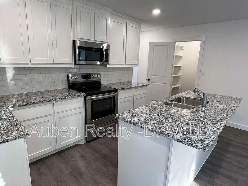 3 bed, 3.0 bath, 1452 sqft, $1,495 — Photo 4
