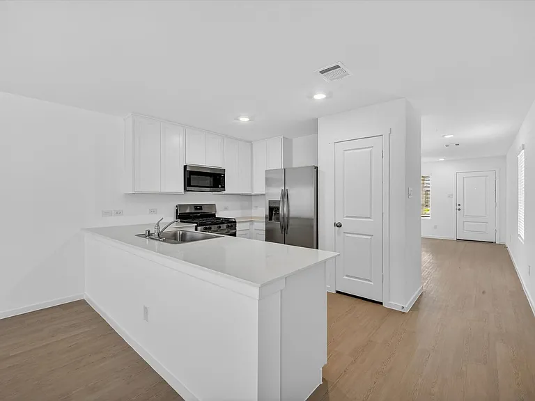 2509 Guineas Ln — Photo 2