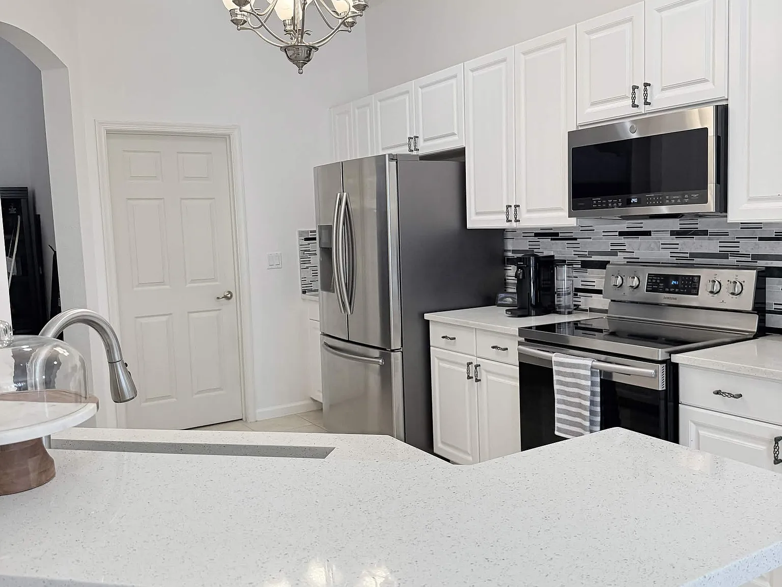 2 bed, 1995 sqft, $9,000 — Photo 3