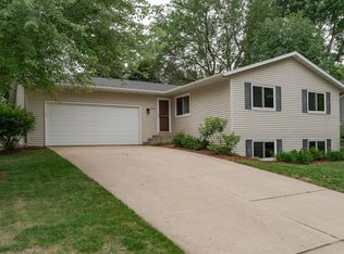 1002 Chalet Dr NW, Rochester, MN 55901