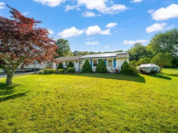 35 Lazywood Ln, Swansea, MA 02777