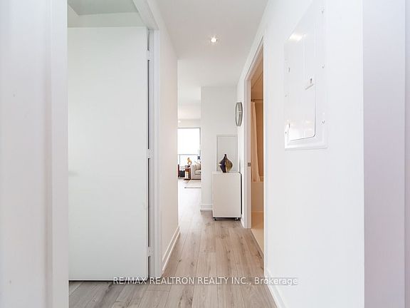 4th image of 161 Roehampton Ave #4004