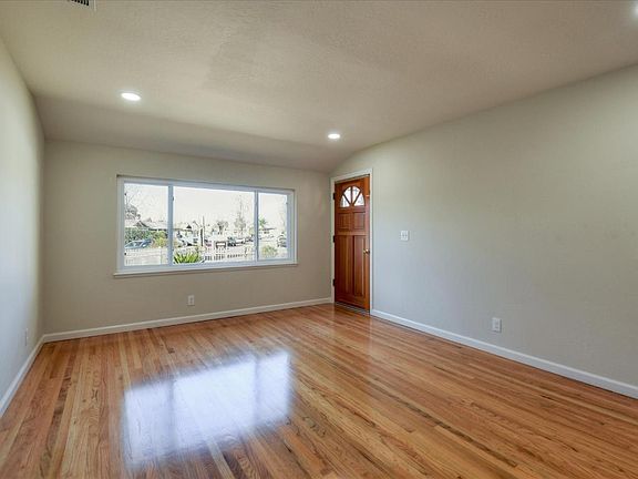 3rd image of 1546 Foxdale Ct