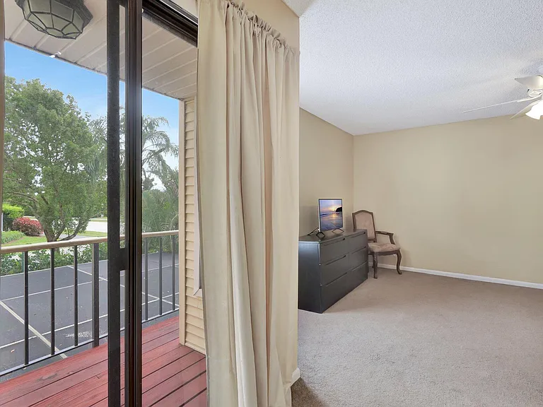 1558 Shaker Cir — Photo 18