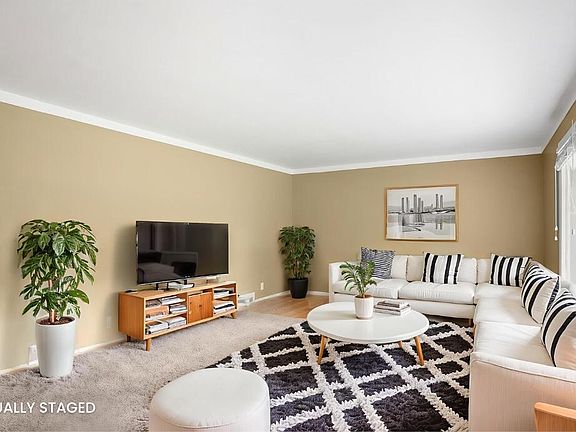 5th image of 579 Huizenga Ave